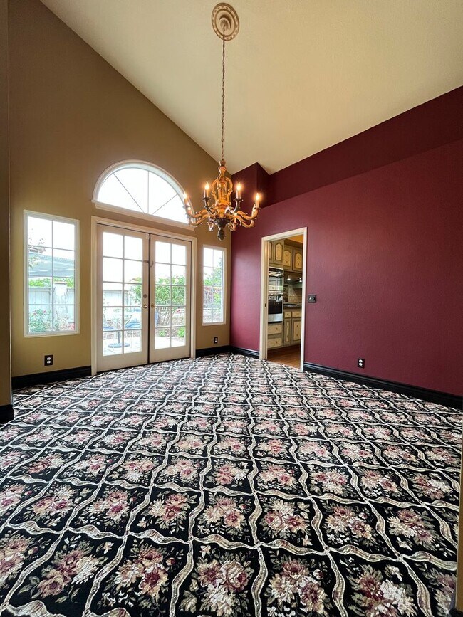 Building Photo - Large , Elegant Single Story House in Pres...