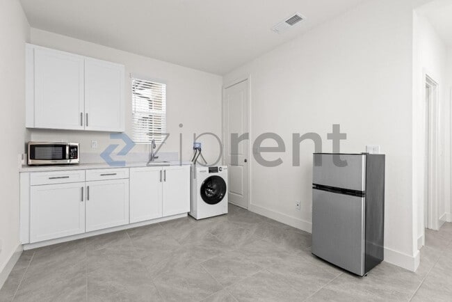 Building Photo - 2412 Paseo Archer