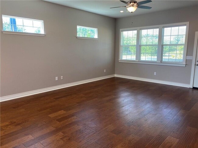 Building Photo - 606 W 1st St