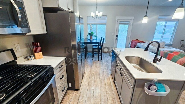 Building Photo - 213 Whitewater Dr