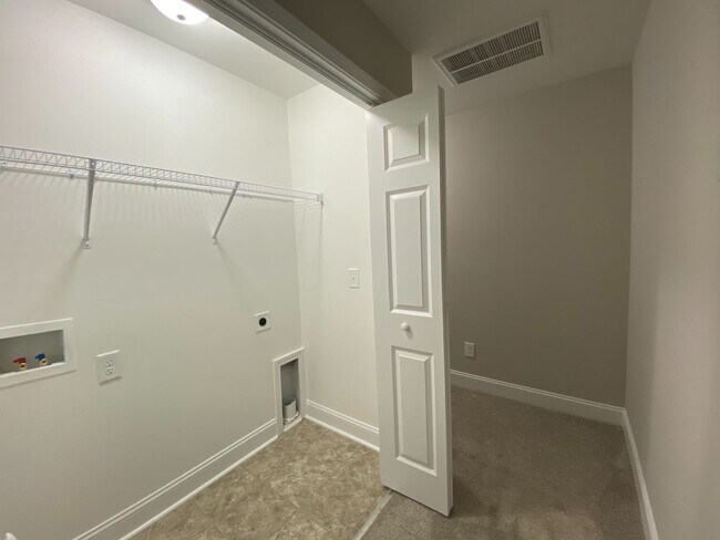 Building Photo - 3 Bed, 2.5 Bath in Stonebay Townhomes!