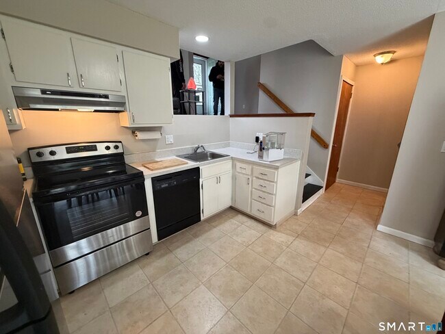 Building Photo - 60 Old Town Rd