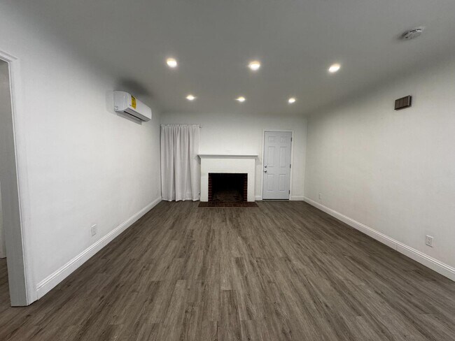 Building Photo - 1106 N Fruit Ave