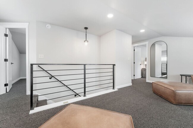 Building Photo - FURNISHED HOUSE! Short or Long Term! Large Newly Renovated Fully Furnished Modern 5 Bedroom Home ...