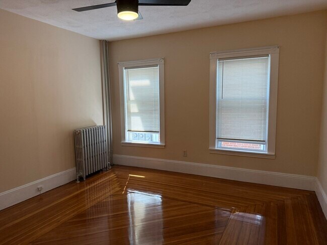 Building Photo - 4 Dever St