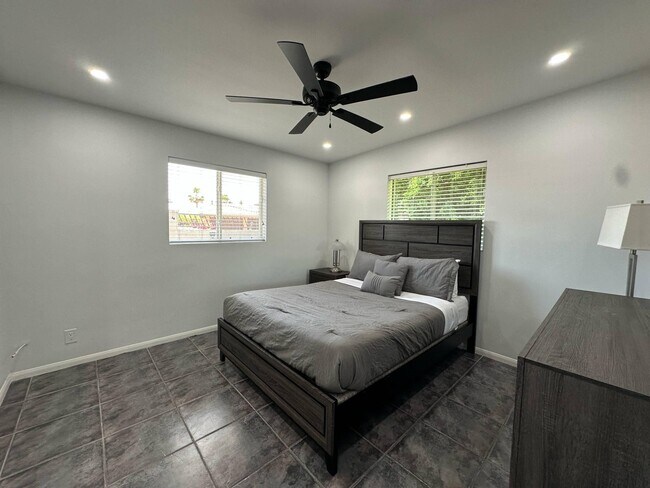 Building Photo - 725 S Mountain View Dr