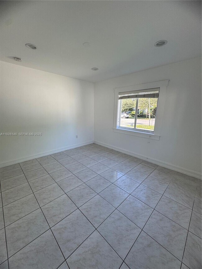 Building Photo - 3021 SW 2nd Ave