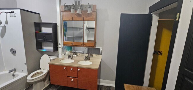 Building Photo - 882 Locust Dr