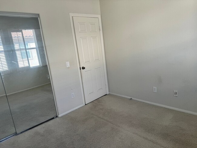 Building Photo - ONE MONTH FREE RENT! Beautiful 4 bedroom, ...