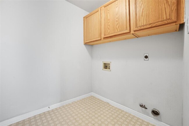 Building Photo - 1911 Cedar Bend Dr