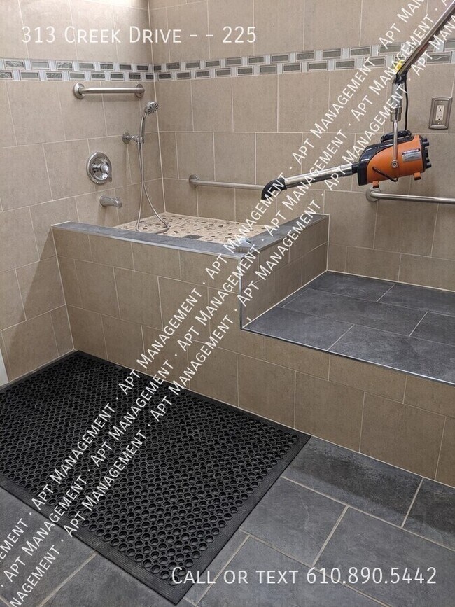 Building Photo - 313 Creek Dr