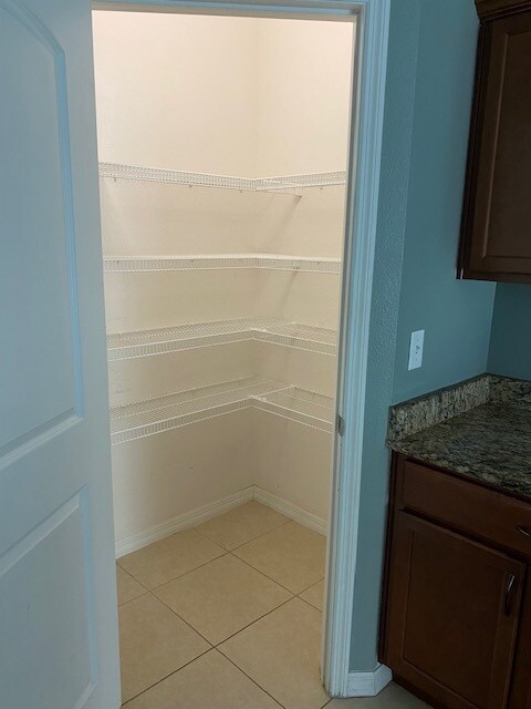 Building Photo - 610 Silverthorn Pl