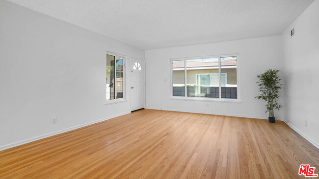 Building Photo - 5320 W 57th St