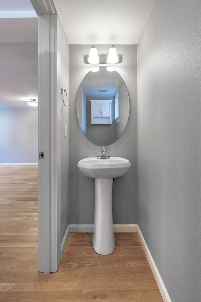 Building Photo - 2bd/2.5ba Seattle Townhome
