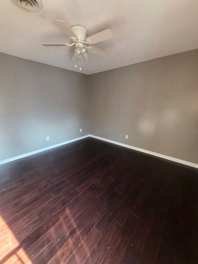 Building Photo - 2220 Woodridge Ln