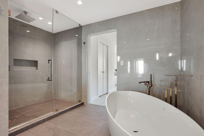 Building Photo - 1116 N Ocean Blvd