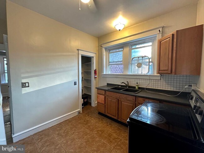 Building Photo - 451 Main St