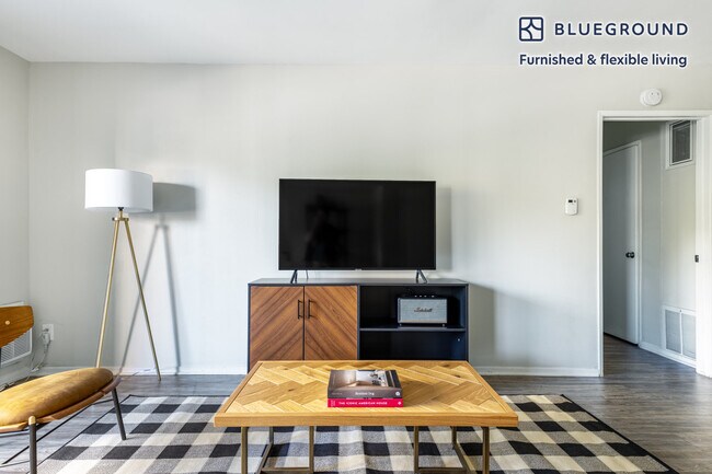 Building Photo - 311 S Doheny Dr