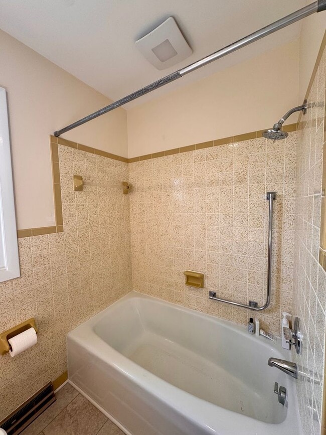 Building Photo - 221 Grandview Dr