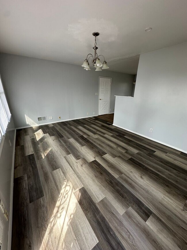 Building Photo - 4 bedrooms 1 bathroom