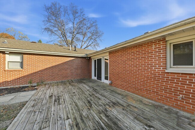 Building Photo - Large Ranch on Cul-de-sac