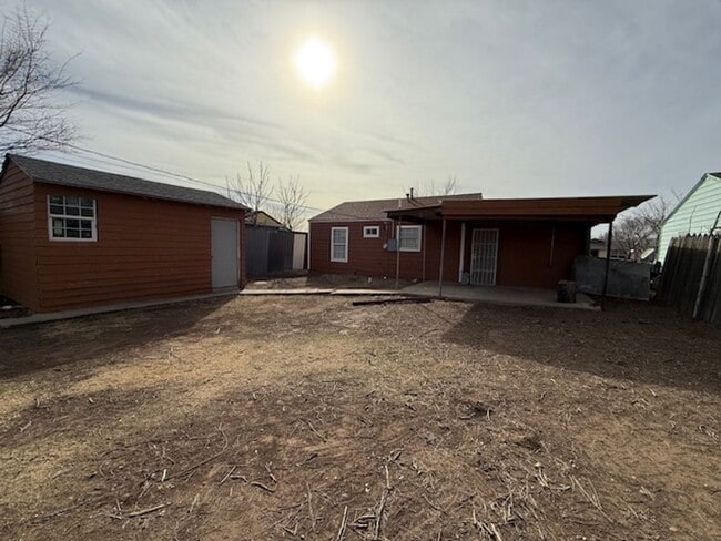 Building Photo - Super cute Home!