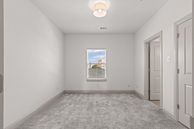 Building Photo - 3136 Wayside Ave