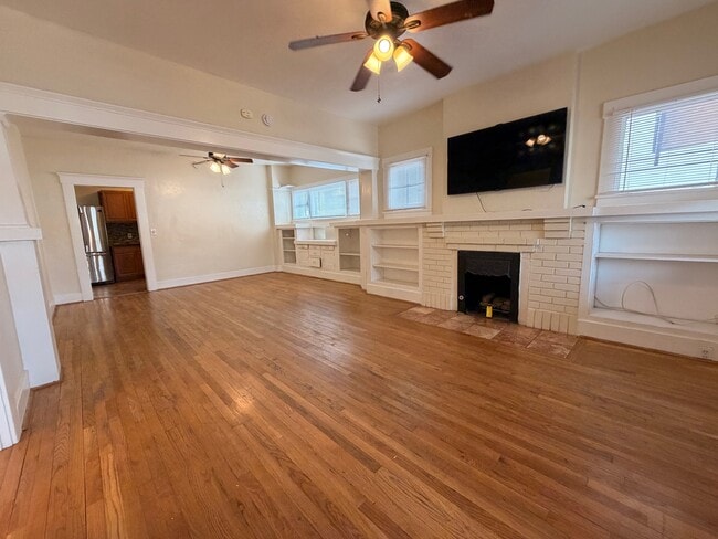 Building Photo - 1030 E 7th St