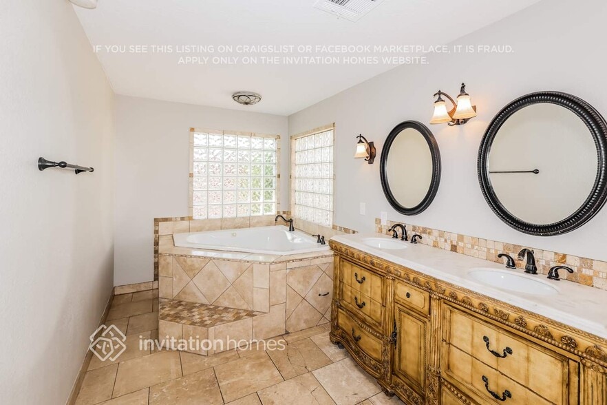 Building Photo - 7125 W Laurel Ln