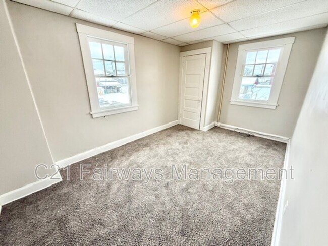 Building Photo - 866 Vankirk St