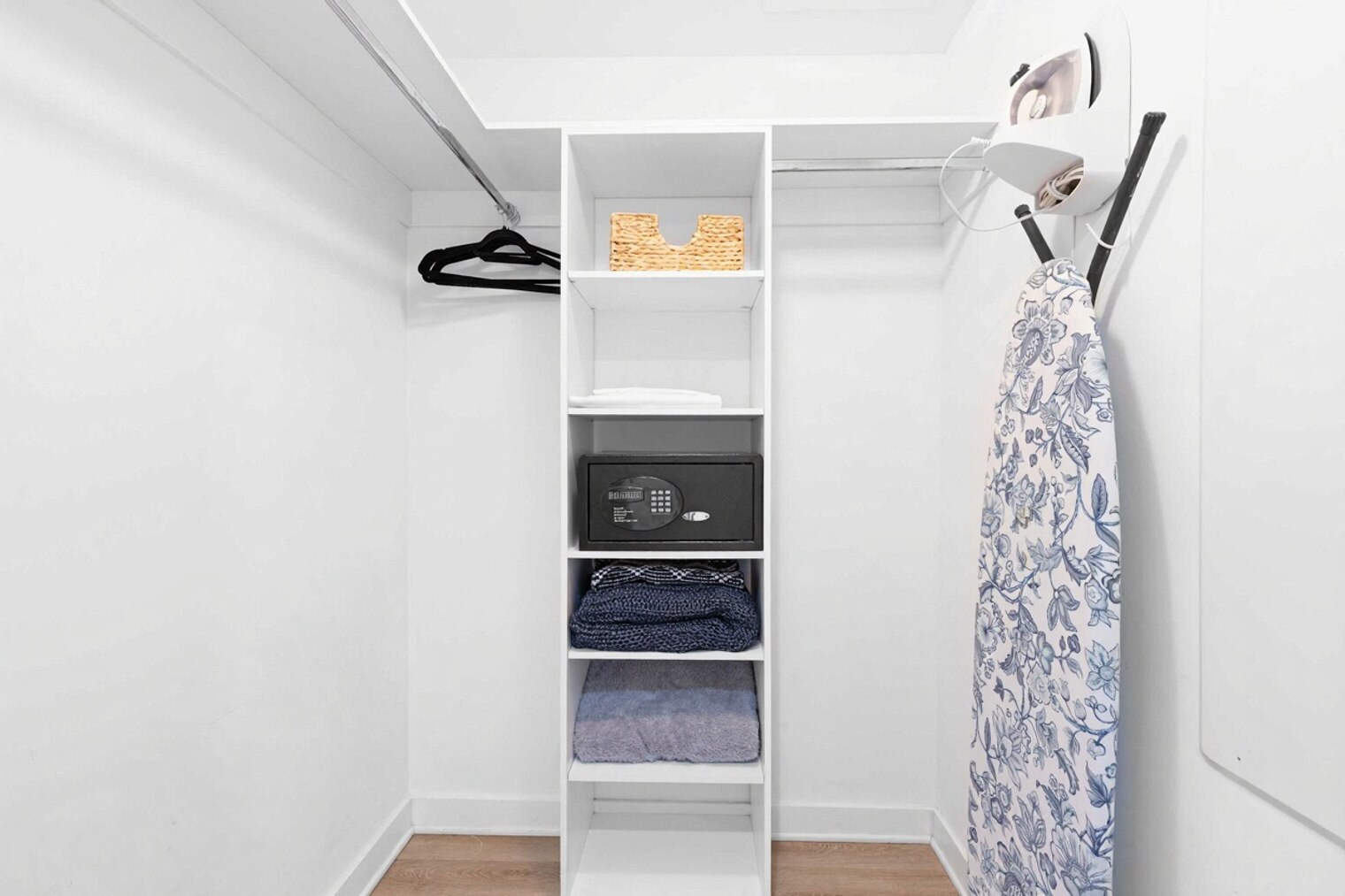 Building Photo - 2602 E Hallandale Beach Blvd