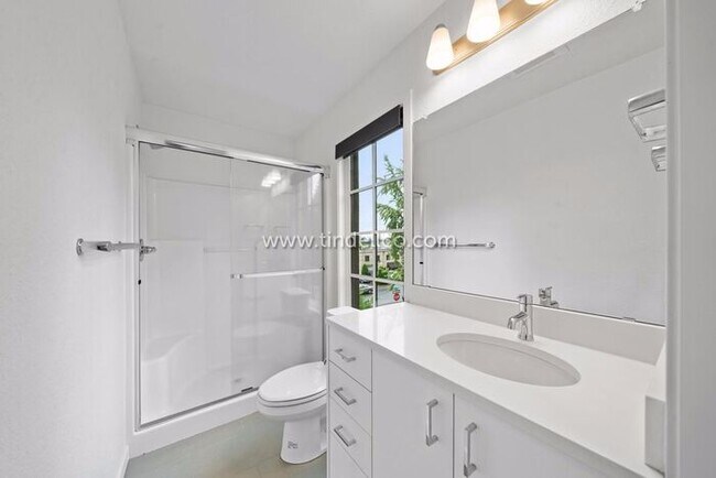 Building Photo - Modern Three-Story Townhouse in Hosford-Ab...