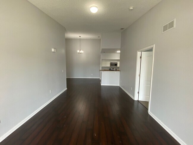Building Photo - Beautiful 2 bedroom, 2 bathroom condo for ...
