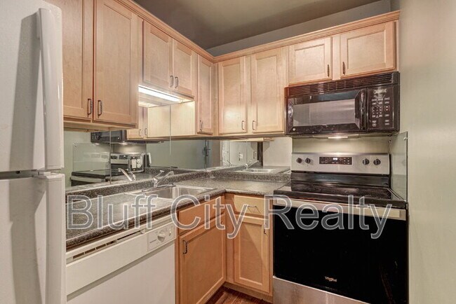 Building Photo - 654 Anderson St