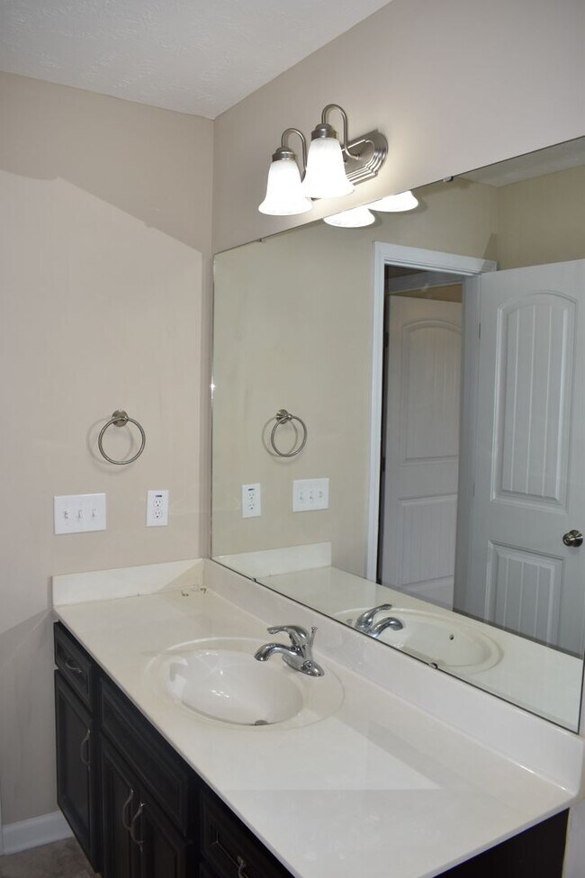 Building Photo - 3 bed 2.5 Bath Minutes from Lillington