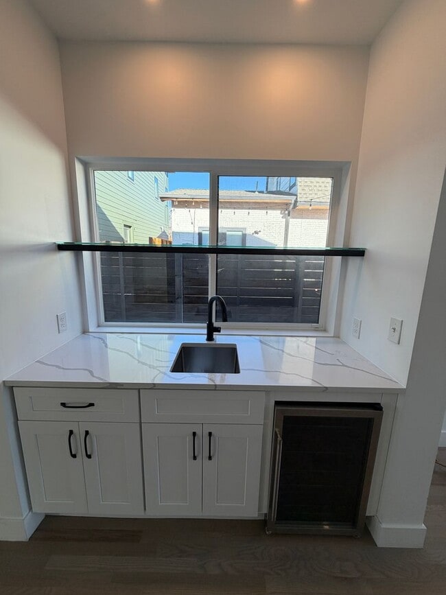 Building Photo - Gorgeous Sunnyside 4 bedroom home with rooftop patio