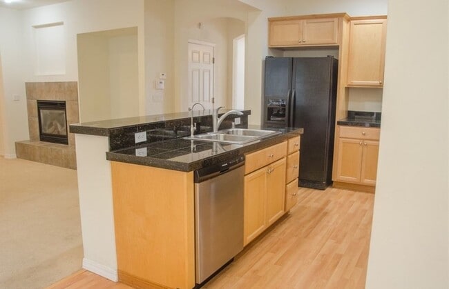 Building Photo - 3 Bed 2.5 Bath Single-family House Availab...