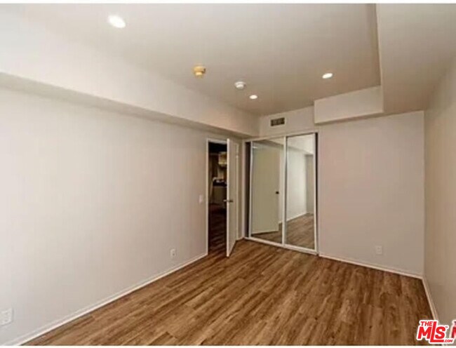Building Photo - 1242 9th Ct