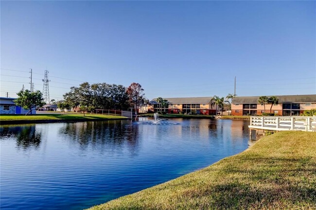 Building Photo - 200 Country Club Dr