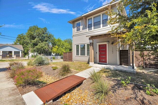 Building Photo - 2 Bed / 2.5 Bath Home Available in Dignowity Hill Historic District