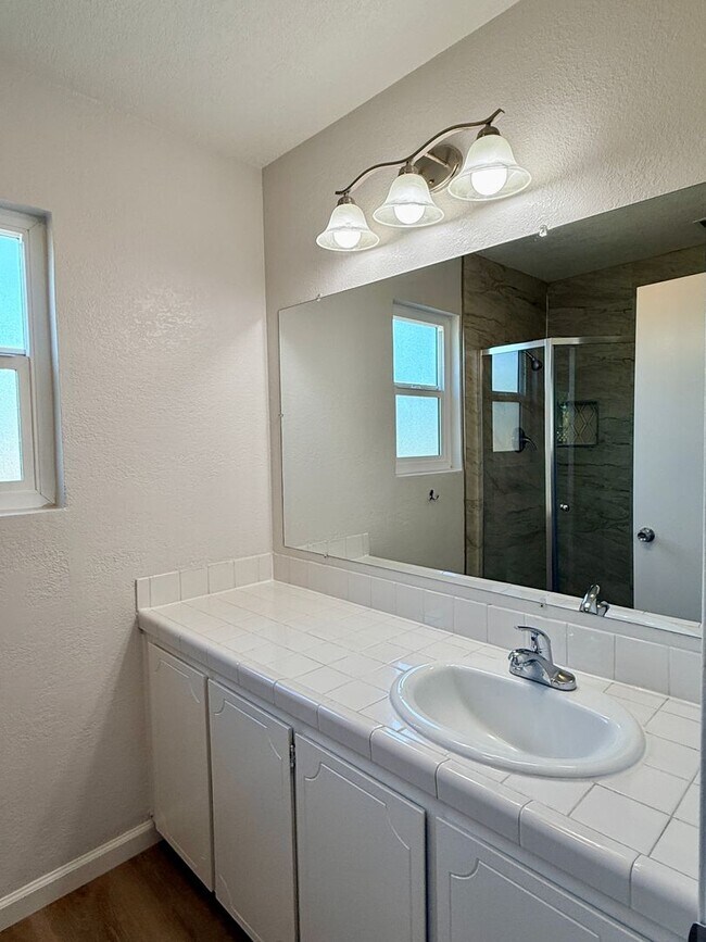 Building Photo - Spacious 3 Bedroom 2 Bath Home with 2 Car Garage and Central Air Conditioning