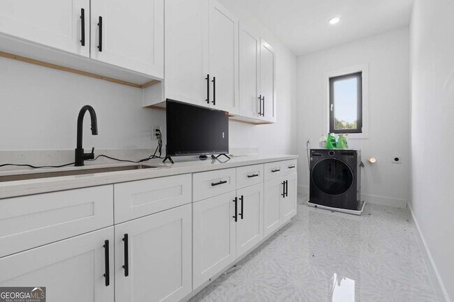 Building Photo - 556 Versailles Dr