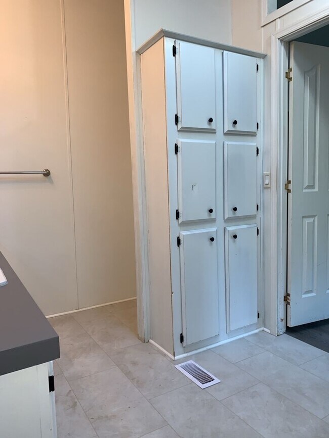 Building Photo - Stunning manufactured home w/detached garage!