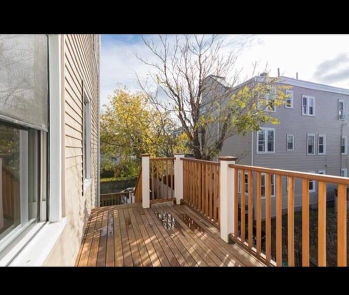 Building Photo - 18 Rush St