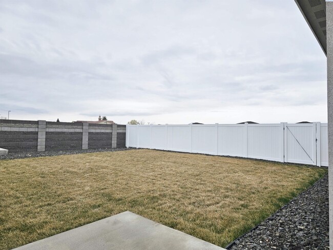 Building Photo - Newer Construction Townhouse