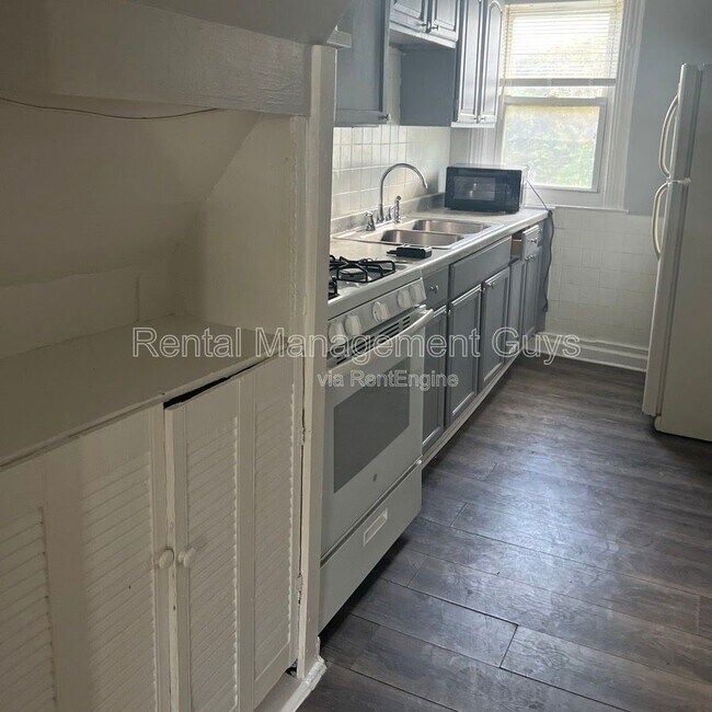 Building Photo - 2110 Fremont Ave N