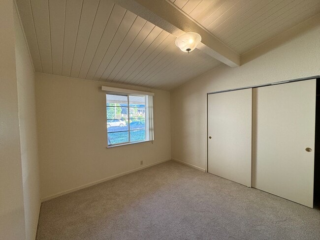 Building Photo - Charming Seaside Home on Quiet Cul-de-Sac