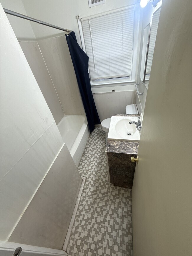 Building Photo - 1009 Hampton St NW