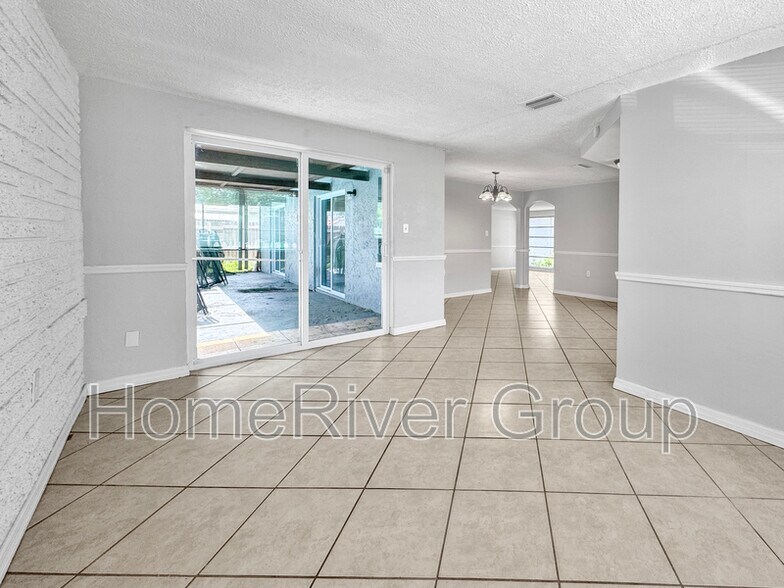 Building Photo - 10005 Regency Park Blvd