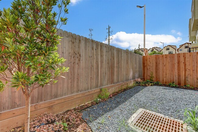 Building Photo - 2516 Ohsfeldt St